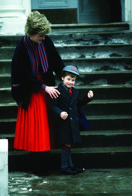 Công nương Diana đưa William tới trường trong ngày đầu tiên hoàng tử đi học và hướng dẫn con trai vẫy tay chào cánh báo chí. Ảnh: PA.