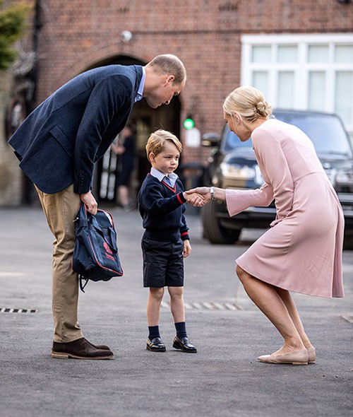 Hoàng tử William đưa George đến trường ngày đầu tiên hồi tháng 9 năm ngoái. Ảnh: PA.