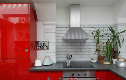 Khu vực phòng bếp cũng mang màu đỏ rực, đơn giản nhưng tiện dụng.