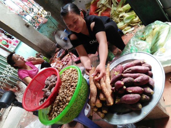 Đi chợ RẰM THÁNG BẢY: Ngô, khoai, sắn, bỏng gạo cũng trở thành “đặc sản”, cỗ chay đắt hàng tơi tới