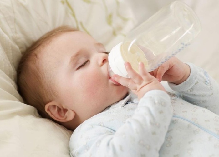 Nuôi con khỏe mạnh: Làm sao cải thiện khi trẻ không thích uống nước?