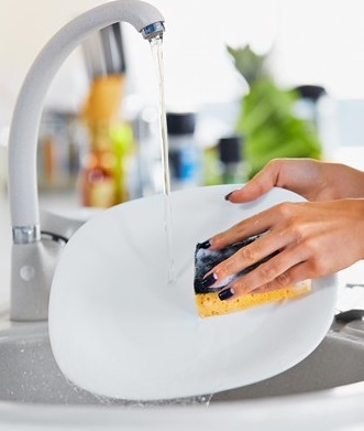 1. Miếng rửa bát. Miếng rửa bát là nơi vi khuẩn phát triển rất nhanh. Những miếng xốp, mút với nhiều lỗ rỗng tự nhiên và ở trong môi trường bếp ẩm ướt sẽ nhanh chóng trở thành tổ ấm của vi khuẩn. Để diệt vi khuẩn, bạn cho vào lò vi sóng hoặc ngâm trong thuốc tẩy pha loãng vài phút.
