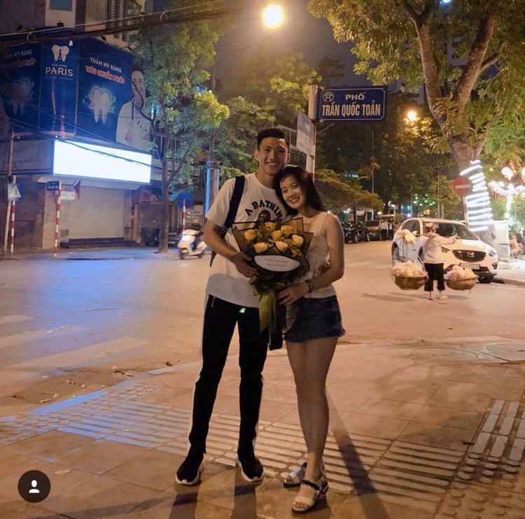 Cô và em út đội tuyển U23 Việt Nam cùng quê Thái Bình, hiện đều sinh sống tại Hà Nội.
