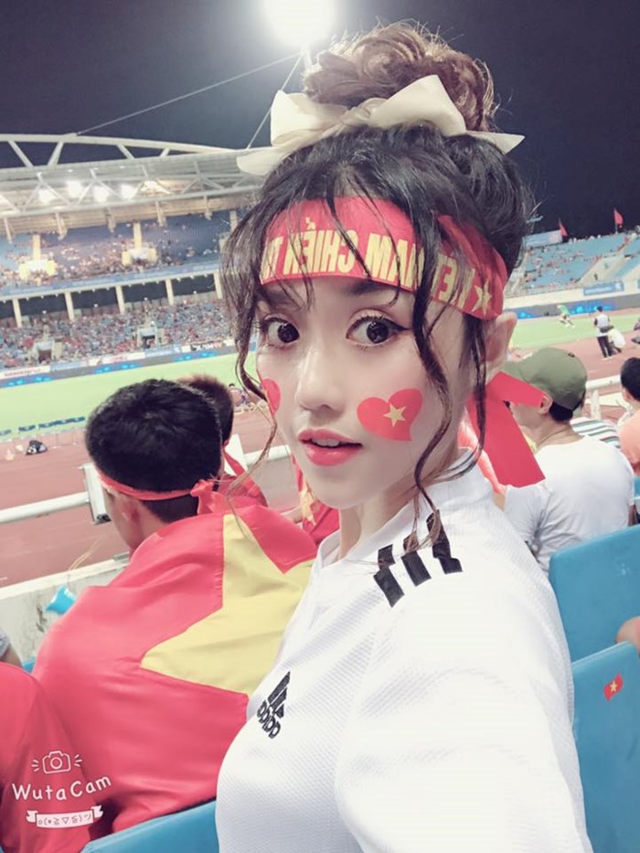 Cô nàng là gương mặt khá quen thuộc với nhiều bạn trẻ. Mới đây, Thùy Dung bị tố “diễn sâu” trên khán đài trận U23 Việt Nam và U23 Uzbekistan.