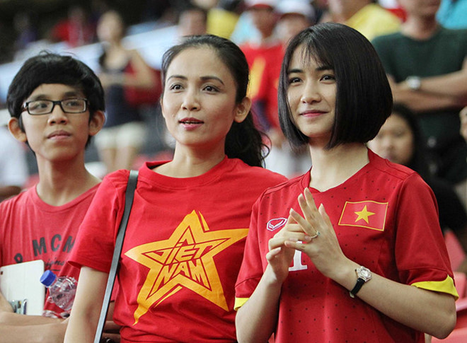 Ngay từ chiều 14/8 khi trận đấu đầu tiên của Olympic Việt Nam tại ASIAD 2018 chính thức diễn ra Hòa Minzy đã có mặt tại Indonesia cổ vũ cho các tuyển thủ nước nhà.