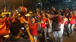 Ngay lúc này, CĐV Việt Nam ở Indonesia cũng xuống đường ăn mừng chiến thắng của đội tuyển chẳng thua kém fan ở nhà
