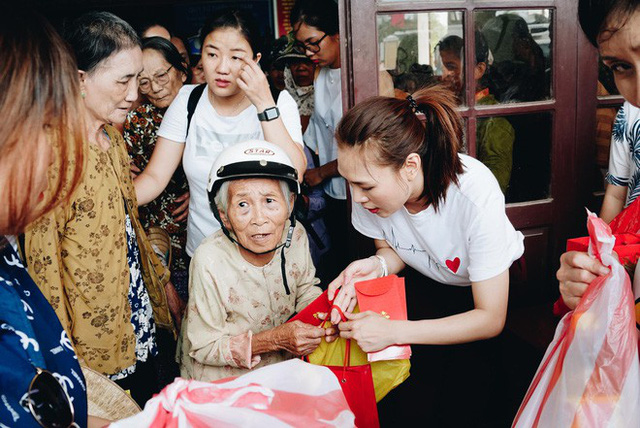 Những món quà là tấm lòng của Mỹ Tâm và fan club, được người dân có hoàn cảnh khó khăn ở Quảng Nam đón nhận với tấm lòng cám ơn sâu sắc.