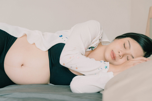 Phụ nữ mang thai nên ngủ nghiêng bên trái để giúp máu tuần hoàn tốt hơn. Ảnh: Live Science.