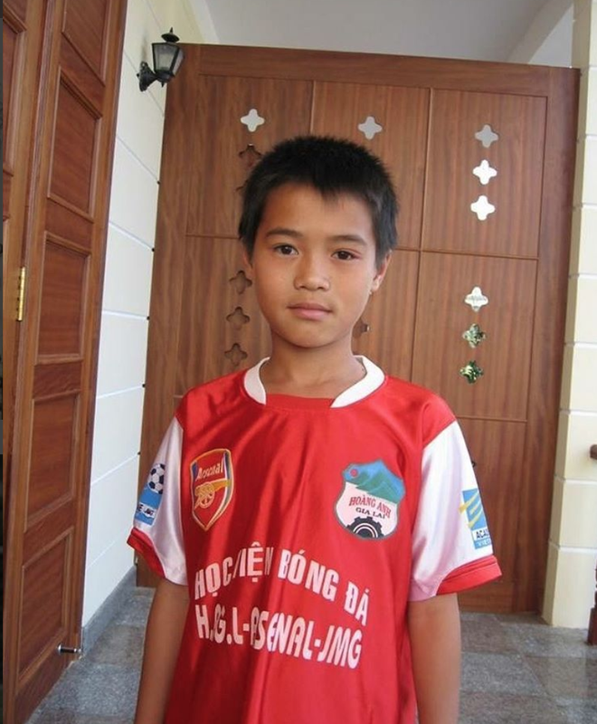 Theo tiết lộ của bà Tăng Thị Đua, mẹ Văn Toàn, anh chàng bộc lộ niềm đam mê đá bóng từ năm 2 tuổi.