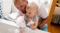 Vợ cấm chồng tắm cho con gái vì sợ chồng… xâm hại con