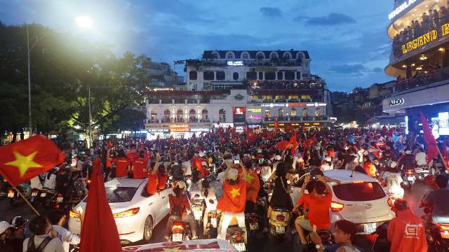 Bất chấp cơn mưa nặng hạt, hàng nghìn người tới hồ Gươm để bày tỏ tình yêu với Olympic Việt Nam.