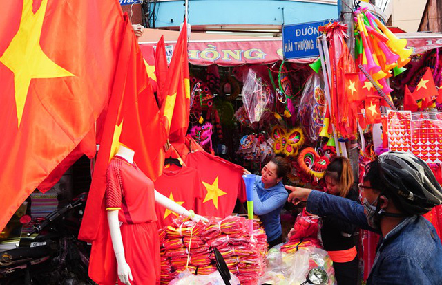 Trên nhiều tuyến phố của Sài Gòn, cảnh mua bán cờ, áo, băng rôn... cũng diễn ra nhộn nhịp. Trong đó, đông đúc nhất là ở các tuyến đường Hải Thượng Lãn Ông, Châu Văn Liêm, Nguyễn Trãi... Ảnh: VnExpress.