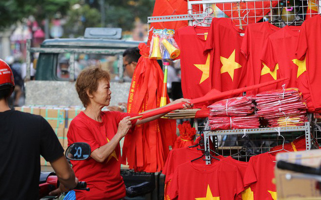 Chị Ngọc Châu, đại diện một cửa hàng bán quần áo thun trên đường Cách Mạng Tháng Tám (quận Tân Bình) cho biết, loại áo thun đỏ sao vàng năm cánh đang bán rất chạy. Mỗi chiếc áo thun được cửa hàng bán ra với giá 75.000 đồng. Ảnh: Soha.
