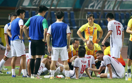 Giờ nghỉ giải lao giữa hai hiệp, các cầu thủ Olympic Việt Nam ngồi lại với huấn luyện viên Park Hang Seo và tranh thủ súc miệng, nghỉ ngơi. Ảnh: Lâm Thỏa.