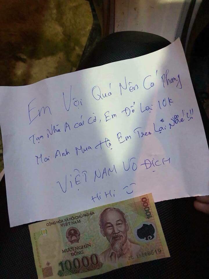 Thanh niên để lại 10k để chủ nhà mua cờ mới cùng với thần chú “Việt Nam vô địch”.