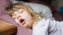 Trẻ nhỏ ngáy ngủ thường xuyên là dấu hiệu không tốt