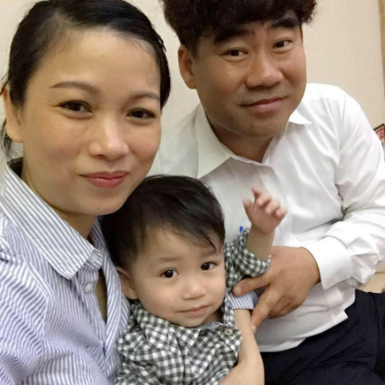 Vợ chồng chị Song Mai và con trai 
