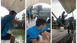 Sau trận thua ở bán kết Asiad, các cầu thủ U23 đi câu cá vui vẻ với nhau