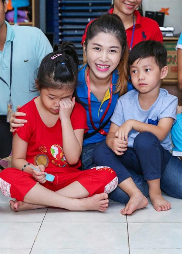 Thủy Anh, Đăng Khôi là một trong những gia đình sao Việt rất thường xuyên tự tổ chức các chuyến đi thiện nguyện cho trẻ em có hoàn cảnh khó khăn.