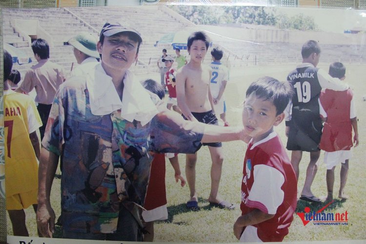 Bức ảnh Minh Vương chụp cùng cha mình vài ngày trước khi ông mất vì bị bệnh. Ảnh Vietnamnet