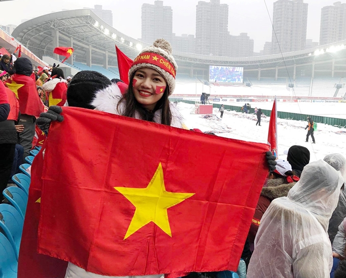 Trước đó, cô quyết tâm bay sang Trung Quốc ủng hộ U23 Việt nam trong trận đấu gặp Uzbekistan. Dưới trân bão tuyết lớn, Thanh Tú luôn hò reo cuồng nhiệt và giơ cao lá cờ Tổ quốc.