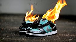 Dân Mỹ đang “sục sôi” đốt cháy và đòi tẩy chay Nike