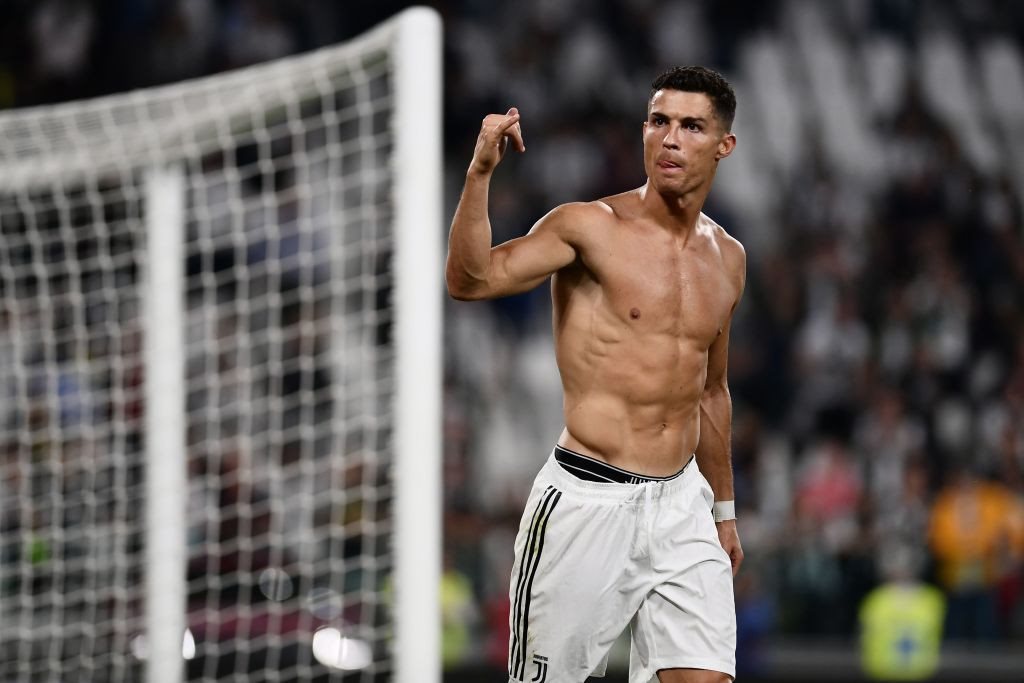 Ronaldo không chỉ là một cầu thủ tài ba nổi tiếng, mà còn là nam thần trên sân cỏ với chiều cao và vóc dáng vô cùng ấn tượng. Bộ ảnh của anh không chỉ giúp bạn ngắm nghía vẻ đẹp của ngôi sao này mà còn được chụp cùng sân cỏ, tạo nên một bức tranh đầy mê hoặc. Hãy cùng xem bộ ảnh này để thấy được đẳng cấp của Ronaldo.