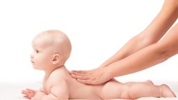 Mách mẹ những động tác massage giúp bé sơ sinh ăn ngon ngủ khỏe