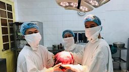 Bệnh viện Phụ sản Hà Nội vừa phẫu thuật thành công khối u xơ tử cung to bằng thai 9 tháng