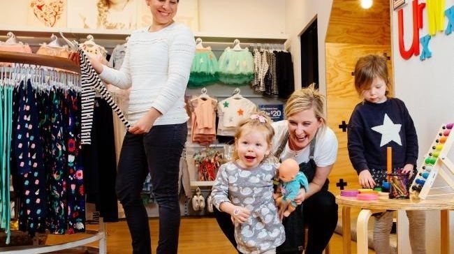 Bé gái chết oan khi shopping cùng ba mẹ và bài học dẫn con đi mua sắm