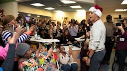 Bệnh viện nhi ở Washington chào đón ông già Noel Obama