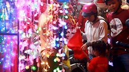 Nhộn nhịp mua sắm ở chợ đồ Giáng sinh lớn nhất TP. HCM