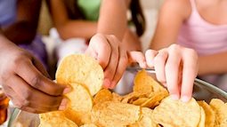 4 món ăn vặt nên hạn chế cho trẻ ăn trước bữa chính