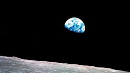 Quá nhiều điều thú vị xung quanh ảnh chụp Trái Đất 50 năm trước của NASA mà con bạn sẽ mê tít