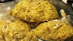 Sốc: Phát hiện ra một cơ  sở ngang nhiên trộn lưu huỳnh vào riềng củ xay