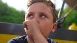 Trẻ ngậm mút tay và những bất lợi cho sức khoẻ mà cha mẹ cần phải biết