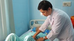 Máu chảy ồ ạt khắp ổ bụng vì cố đi ăn cưới 