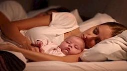  Trẻ sơ sinh tử vong vì ngủ chung với bố mẹ.