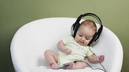 Cho trẻ sơ sinh nghe nhạc khi ngủ, nên hay không? 