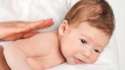 5 lợi ích bất ngờ từ việc dạy trẻ sơ sinh nằm sấp sớm