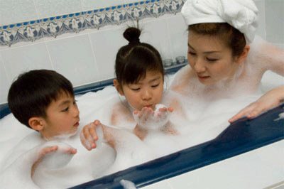 Những dấu hiệu cho thấy đã đến lúc bố mẹ nên ngừng tắm chung với con - Làm cha  mẹ