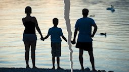 Cách giúp con ổn định tâm lý khi cha mẹ ly hôn