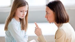 4 hành động sai lầm của bố mẹ khiến con mất tự tin