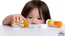 Bố mẹ cần làm gì khi trẻ bị ngộ độc thuốc