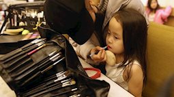 Dùng mỹ phẩm thường xuyên, bé gái dừng tăng trưởng chiều cao dù mới ở tuổi 12  