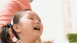 Bố mẹ cần nghiêm khắc hơn khi con có 5 biểu hiện này