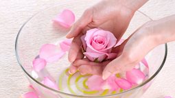 Mặt đầy mụn khi sử dụng sai cách nước hoa hồng