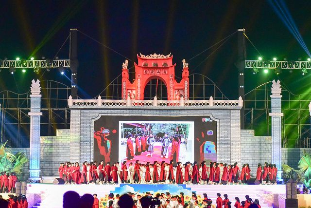 Tối 12/4 (tức 8.3 âm lịch), tại Quảng trường Hùng Vương (Việt Trì, Phú Thọ) đã diễn ra lễ khai mạc Lễ hội Đền Hùng năm Kỉ Hợi 2019 thu hút hàng vạn người dân và du khách thập phương tham dự. 