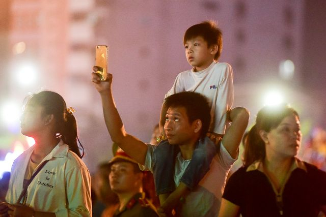 Do lượng người đổ về Quảng trường Hùng Vương đông đúc nên nhiều em nhỏ được người thân kiệu lên vai để có thể chiêm ngưỡng toàn cảnh màn pháo hoa rực rỡ.