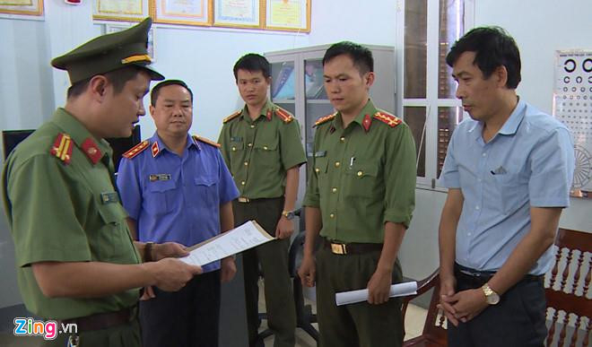 Ông Đặng Hữu Thủy (phải), Hiệu phó trường THPT Tô Hiệu, TP Sơn La, là một trong 3 bị can bị tạm giam. Ảnh: Hoàng Minh.